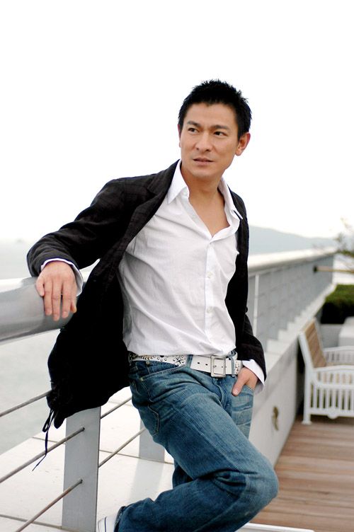 何炅跳槽光线享1亿期权 揭开工作室单飞明星-