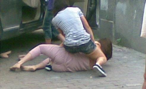 52岁妻子难忍丈夫出轨及家暴：花10万雇凶杀夫焚尸