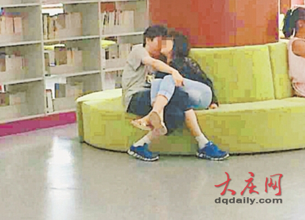 大庆图书馆内小情侣接吻旁若无人 读者有被而