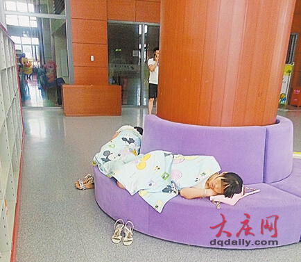 大庆图书馆内小情侣接吻旁若无人 读者有被而