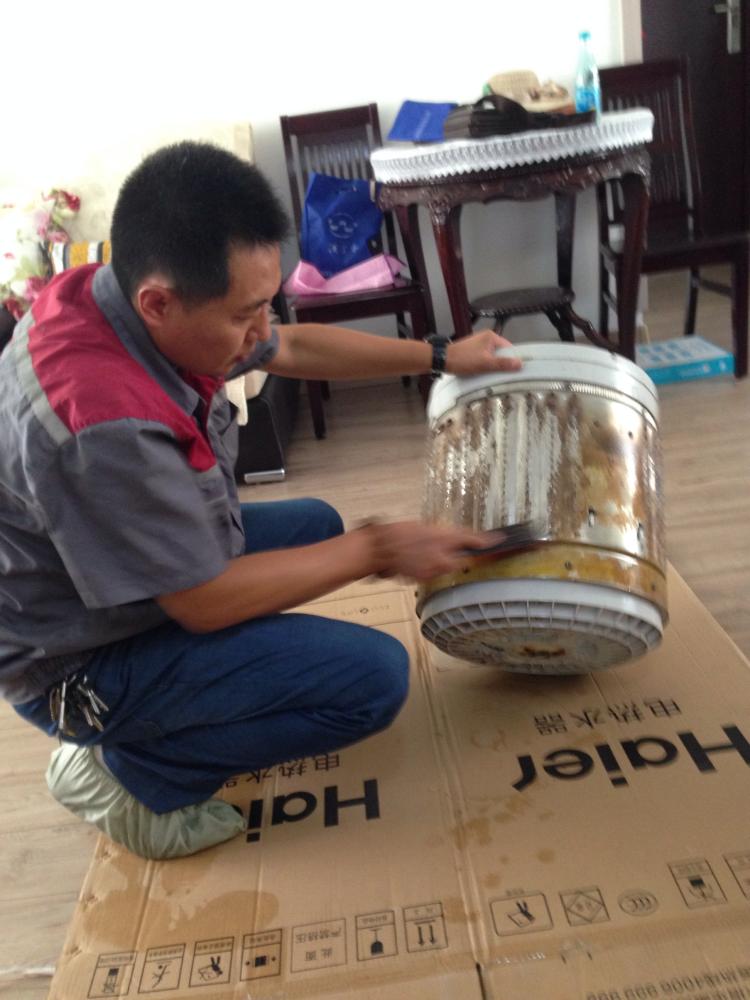 “洗衣机用一年就要拆机清洗一次内桶?太麻烦啦。”上周日,家住台东的张女士看到拆卸下来的洗衣机内桶大吃一惊,她认为,内桶易脏,不如换一台“免清洗”洗衣机更方便。近期,“猜猜家中洗衣机有多脏·清洁一夏”活动在网上引发了热烈讨论,记者发现,不少了解洗衣机内桶“真相”的市民,认为“免清洗”应该成为未来洗衣机的“标配”。 市民青睐“免清洗&