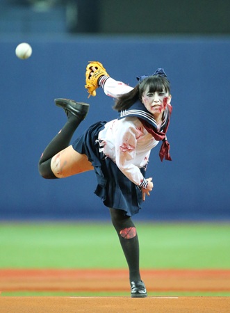 僵尸现身日本职棒赛场 浑身是血为比赛开球-