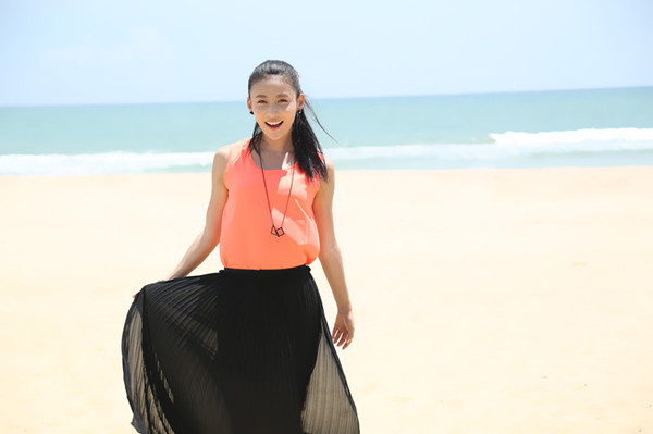 《粉领<em>女郎</em>》三亚热拍 贾青挑战不婚女王-不