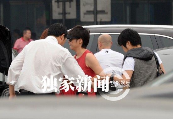 袁莉穿大红裙回京虎背熊 获姐妹淘接机乐开花