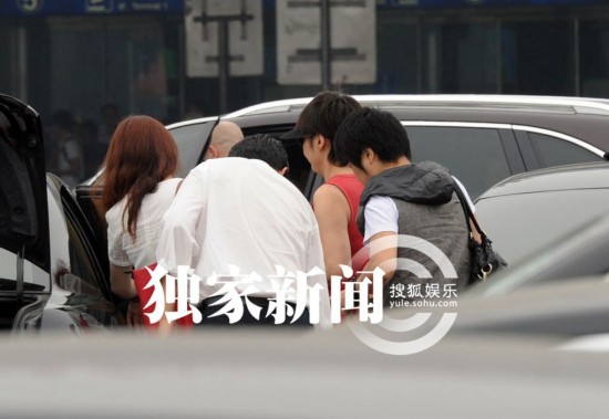 袁莉穿大红裙回京虎背熊 获姐妹淘接机乐开花