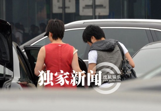 袁莉穿大红裙回京虎背熊 获姐妹淘接机乐开花