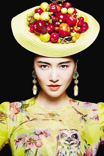 谭维维拍珠宝大片 头顶水果帽奢华美艳(图)-谭