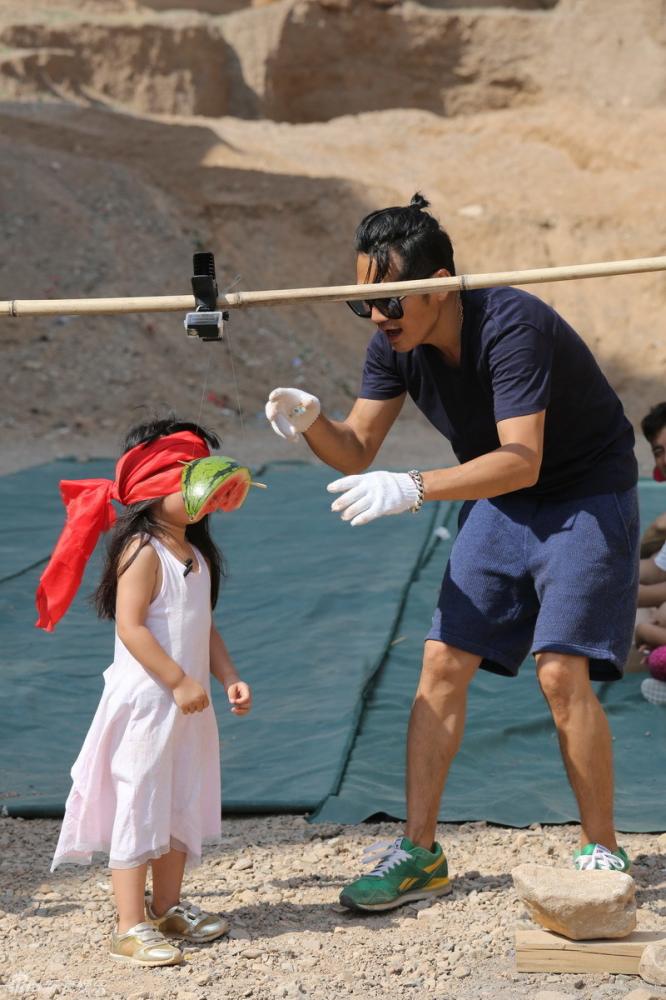 爸爸2吊啃西瓜 村长遭戏弄老爸被玩坏-爸爸去