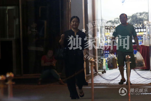 英达与妻子梁欢逛超市 吹着口哨哼着小曲很惬