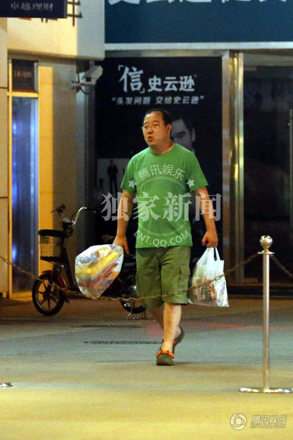 英达与妻子梁欢逛超市 吹着口哨哼着小曲很惬