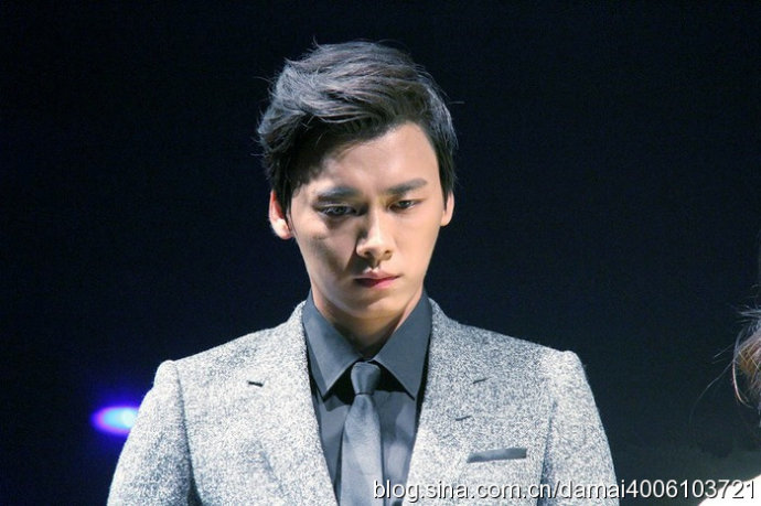 李易峰吴亦凡鹿晗谢霆锋黄晓明图片