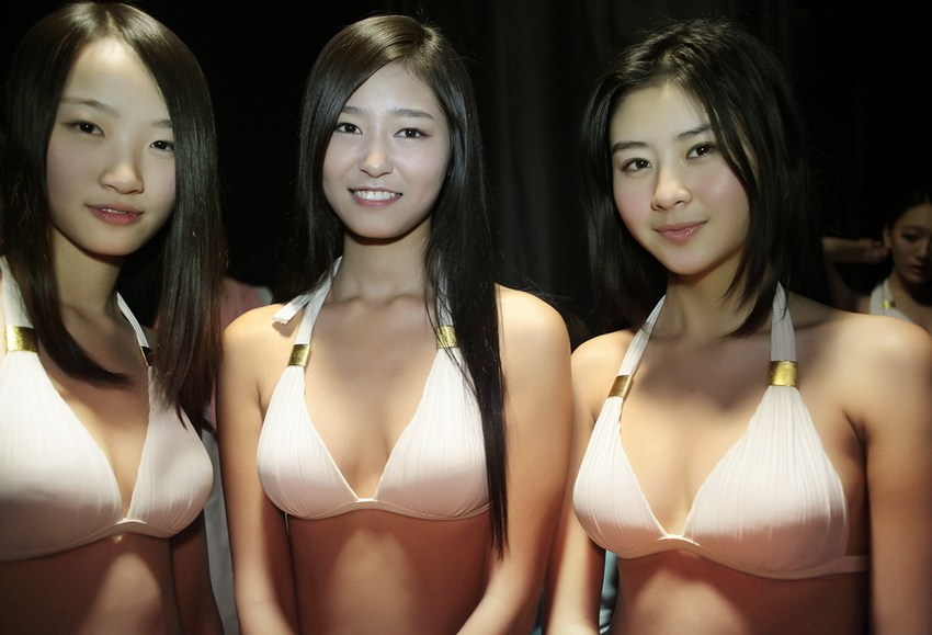 学生自信展示<em>裸体</em> 哪个国家的大学<em>女生</em>身材更