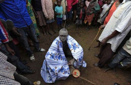 肯尼亚男孩割礼画面血腥 不用麻药割男孩阴茎包皮(2)