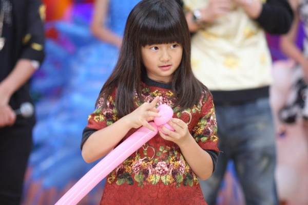 天》上演爸爸训练班 黄磊陆毅示范亲子互动-训