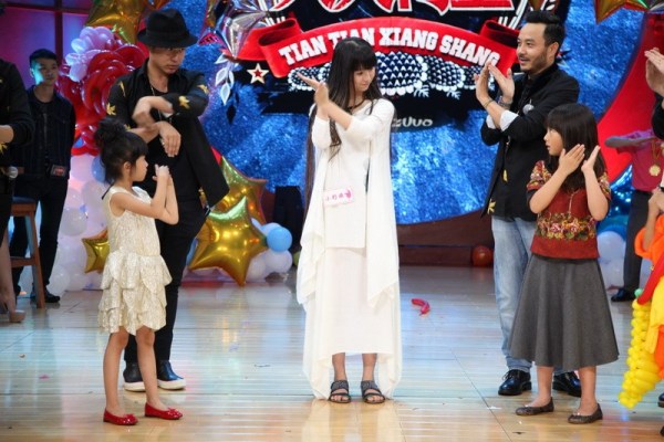 天》上演爸爸训练班 黄磊陆毅示范亲子互动-训