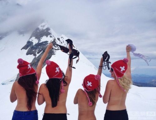 <em>女孩</em>雪山上裸胸呼吁感受自由 保护乳房要选对