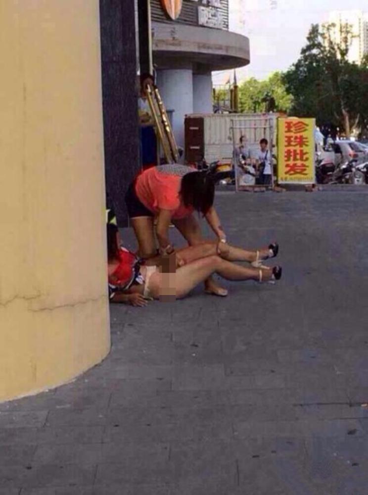 曝原配被小三扒光扔街头 <em>头发</em>凌乱疑似<em>被打</em>过