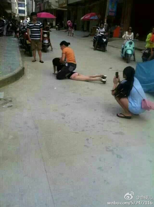 曝原配被小三扒光扔街头 <em>头发</em>凌乱疑似<em>被打</em>过