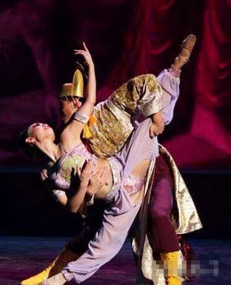 细数明星衣服撕裂瞬间主播大肚<em>崩开</em> 女舞者露