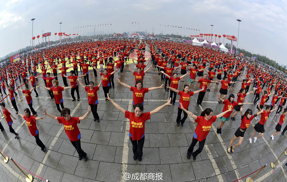 成都万人齐跳小苹果广场舞(高清组图)
