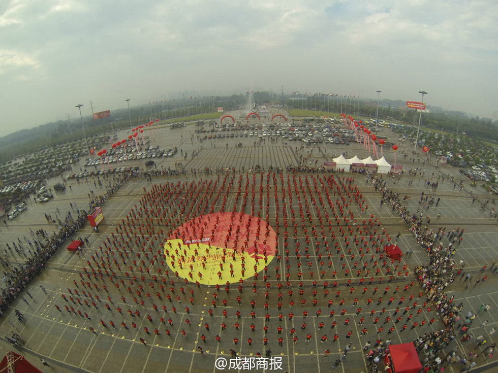 成都万人齐跳小苹果广场舞(高清组图)