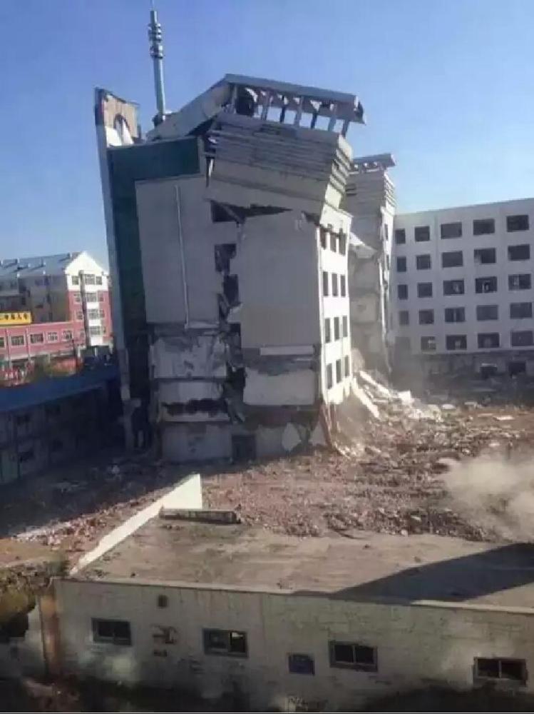 齐齐哈尔甘南县一大楼拆迁过程中将一工棚砸塌