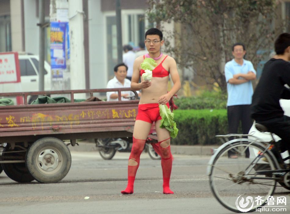 新郎裸身穿丝袜戴<em>胸罩 结婚</em>当天遭恶搞-新郎|丝