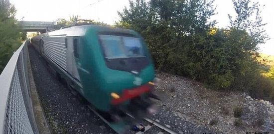 【高清图】意大利男孩卧轨玩冒险惊呆网友 网友痛批为“脑残”“作死”