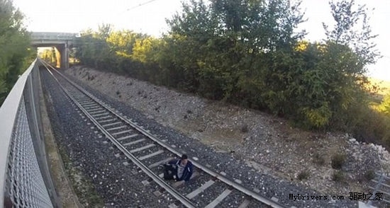 【高清图】意大利男孩卧轨玩冒险惊呆网友 网友痛批为“脑残”“作死”