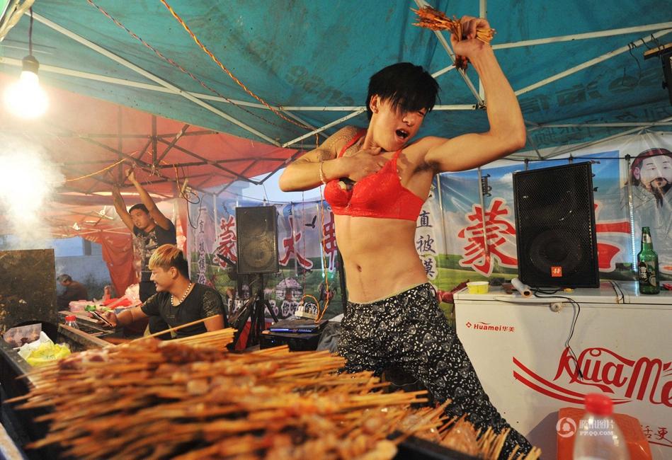 <em>男子</em>戴<em>胸罩</em>热舞卖羊肉串 搔首弄姿引围观(组图