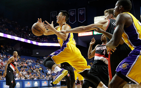 湖人vs开拓者:科比缺阵书豪砍13+5 湖人轻取开