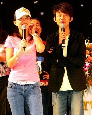 何炅晒与李湘合照 获最受大学生欢迎男女主持