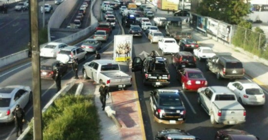 墨西哥一公路发生枪击案 豪华车主被蒙面人枪