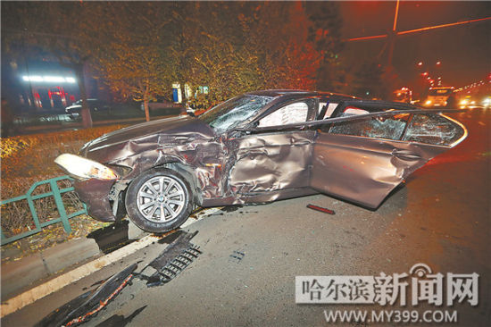 被撞的奥迪越野车侧翻在路面上.