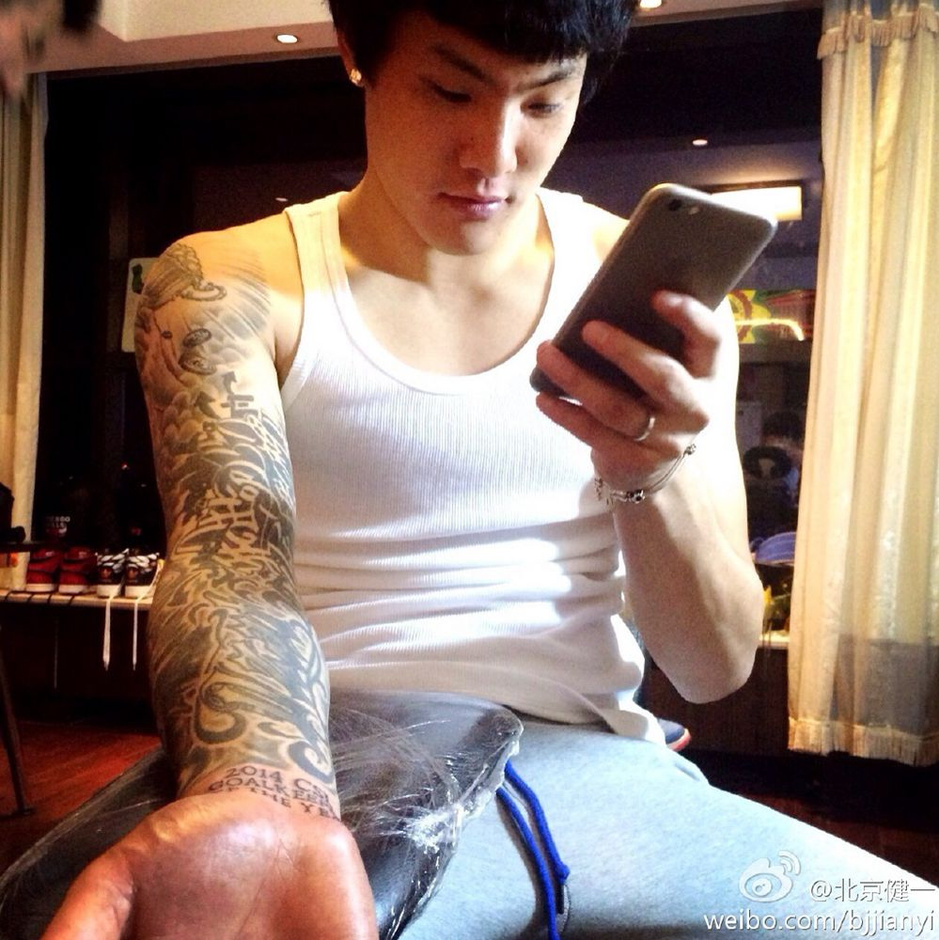 王大雷胳膊纹身内容图片分享