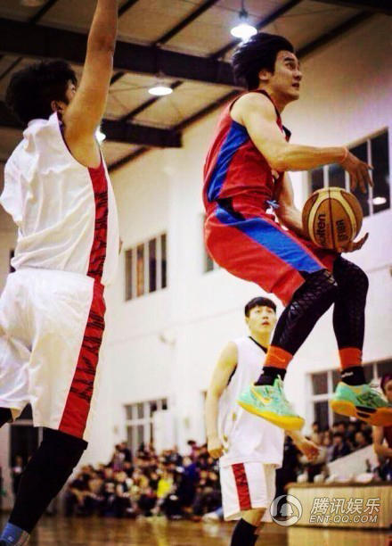 蒋劲夫化身灌篮高手 陈妍希成粉丝场边观战