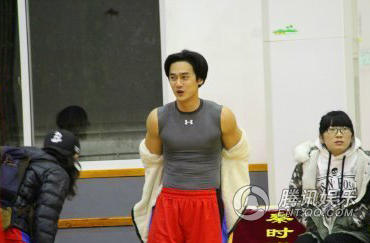 蒋劲夫化身灌篮高手 陈妍希成粉丝场边观战-劲