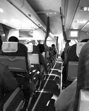 南航机长航班遇故障迫降淡定播报网络走红 被称为中国最美机长【组图】