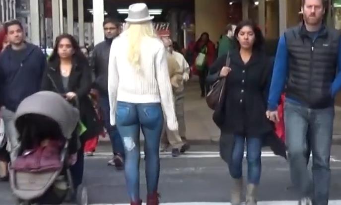 女模光<em>下身</em>彩绘牛仔裤 上街被识破遭拍照(图)-