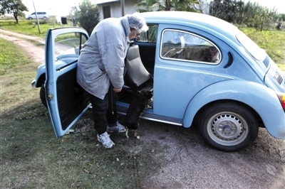 世界最穷总统养狗都少一条腿 家产仅1800美元