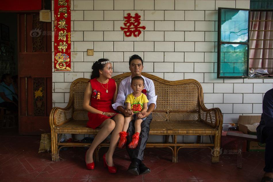 镜头下的云南早婚县:念完初中就结婚生子-云南