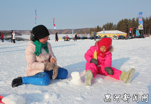 女生盘腿坐地头像_坐在地上戏雪的孩子们
