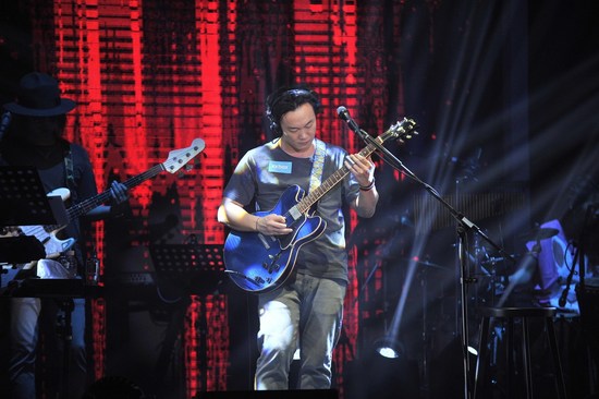 陈奕迅香港开唱网络直播 诚意十足自弹自唱歌