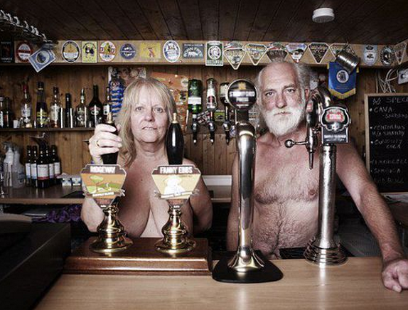 揭秘英国神秘<em>裸体</em>村 赤裸上阵<em>私处</em>展露无疑(组