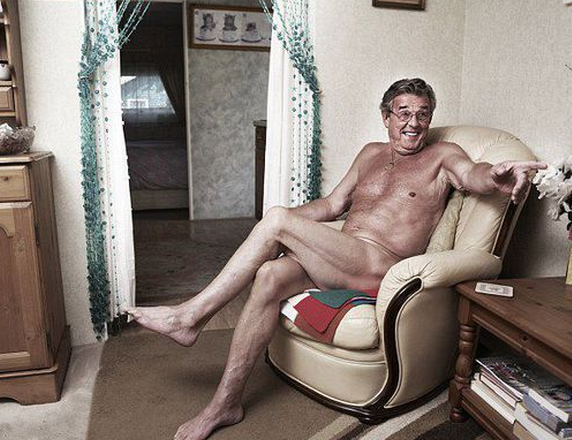 揭秘英国神秘裸体村 赤裸上阵<em>私处</em>展露无疑(组