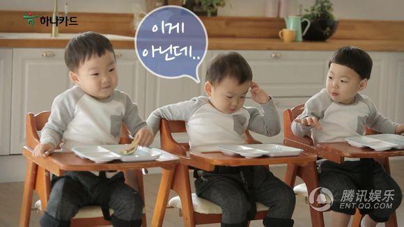 腾讯娱乐讯 12月7日消息,据韩国媒体报道,KBS 2电视台综艺《超人回来了》的第55集中,宋一国带着三胞胎儿子大韩、民国、万岁三人作为模特拍摄了新年台历。担当台历模特的三胞胎穿上韩服后小巧玲珑的样子引发了全场的爆笑,在上衣中肉肉的身体看着特别的可爱,还有可爱的小皮鞋,看上去相当可爱。 穿着韩服行动不便的三胞胎,还是在一起嬉戏打闹,互相看着对方哈哈大笑,玩着玩具汽车的三兄弟突然掉了鞋子,也只能呼喊爸爸来帮忙。宋一国带着三胞胎儿子的台历制作将于12月7日下午4点50分播出的《超人回来了》中公开。