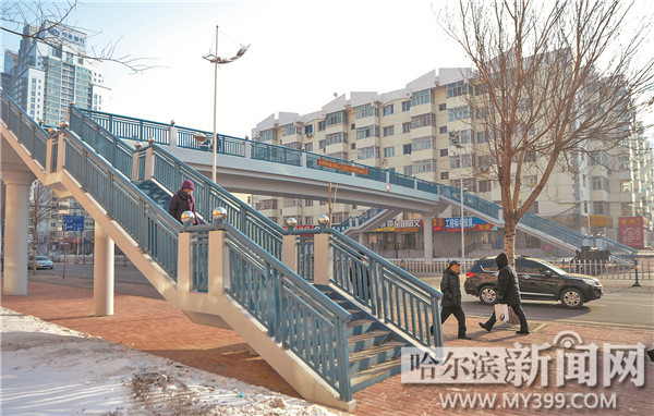 该人行过街天桥位于黄河路文昌桥上桥口附近,不但为附近居民通行提供