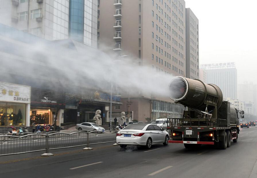郑州街头现 防霾神器 雾炮车 水雾颗粒达微米级