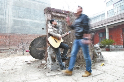 河南农民兄弟乐队唱番茄走红 08年差点解散