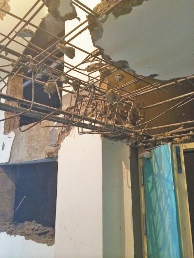 施工人员把承重的大梁砸了砸大梁,拆楼梯和墙,一周来,郑州市升龙凤凰